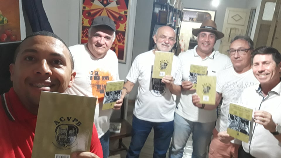 Photo of Diretoria da Academia de Cordel recebe edição da coletânea “Cordéis acadêmicos” e prepara lançamento